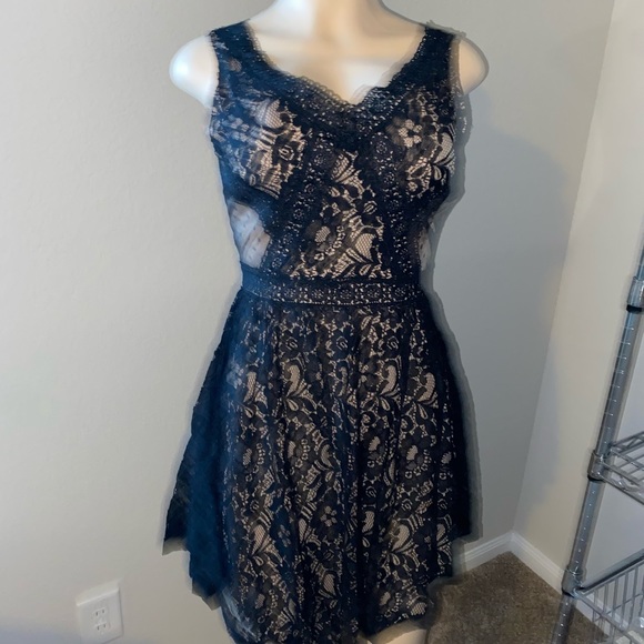 Lace V Neck Sleeveless Asymmetrical Dress - Picture 5 of 5